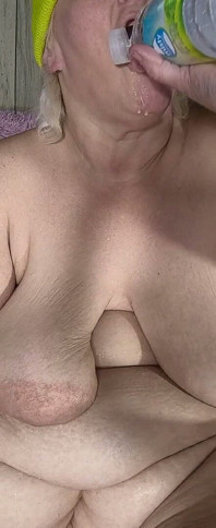 Bir dildo şişeyi beceremeyinca bu azgın kaltağı gırtlağını sikerken izleyecek