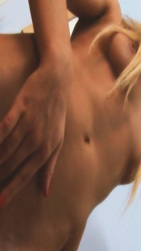 Scéna 2_busty blonďatá milfka se dělí o svou blonďatou kamarádku se svým manželem