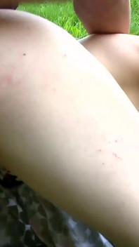 チンポしゃぶり美女がひざまずき、イラマチオとお尻が巨大なチンポに乗る屋外