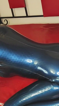 Kẻ thua cuộc joi từ nữ thần latex lớn bị lipped