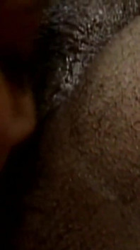 Sultry brunett MILF slukar dunkande bbc i retro passion