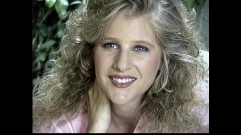 Vintage megastore: Cette belle jeune excitée est satisfaite de se lécher la...