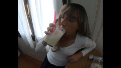 Ane Get Horny: 私のおしっことバナナスムージーを飲み込んでください!