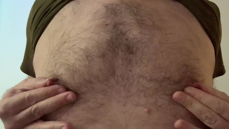 GayBear: Travail des seins / un homme jouant avec ses tétons