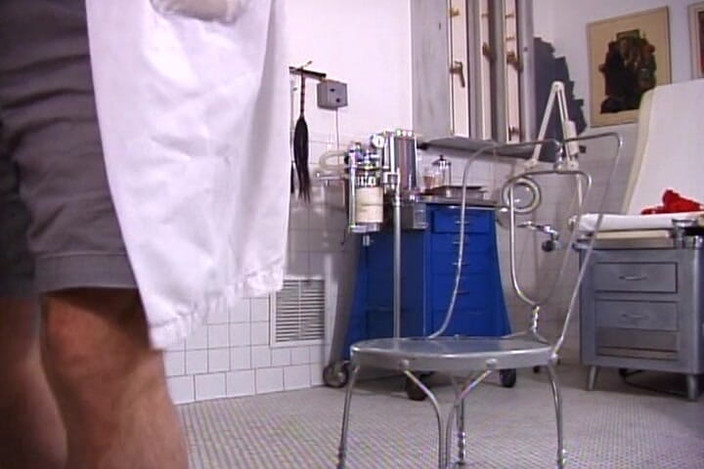 NM fetish femdom videos by Princess Nikki Cruel: Büyük memeli sürtük doktorundan kontrol alıyor