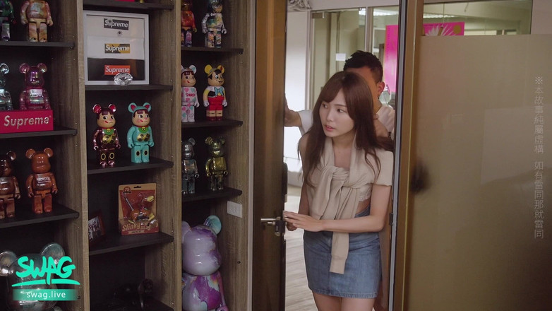 SWAG.live: Fake Agent seçmeler sırasında tatlı bir kızla sikişiyor