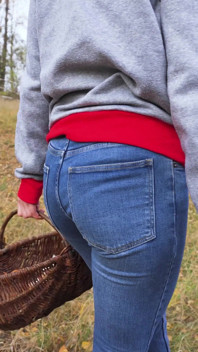 La miLF in blue jeans si china e mostra il suo culo grosso all'aperto