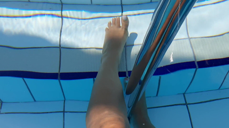 Fetish intimmedia: Piedi bagnati all'aperto
