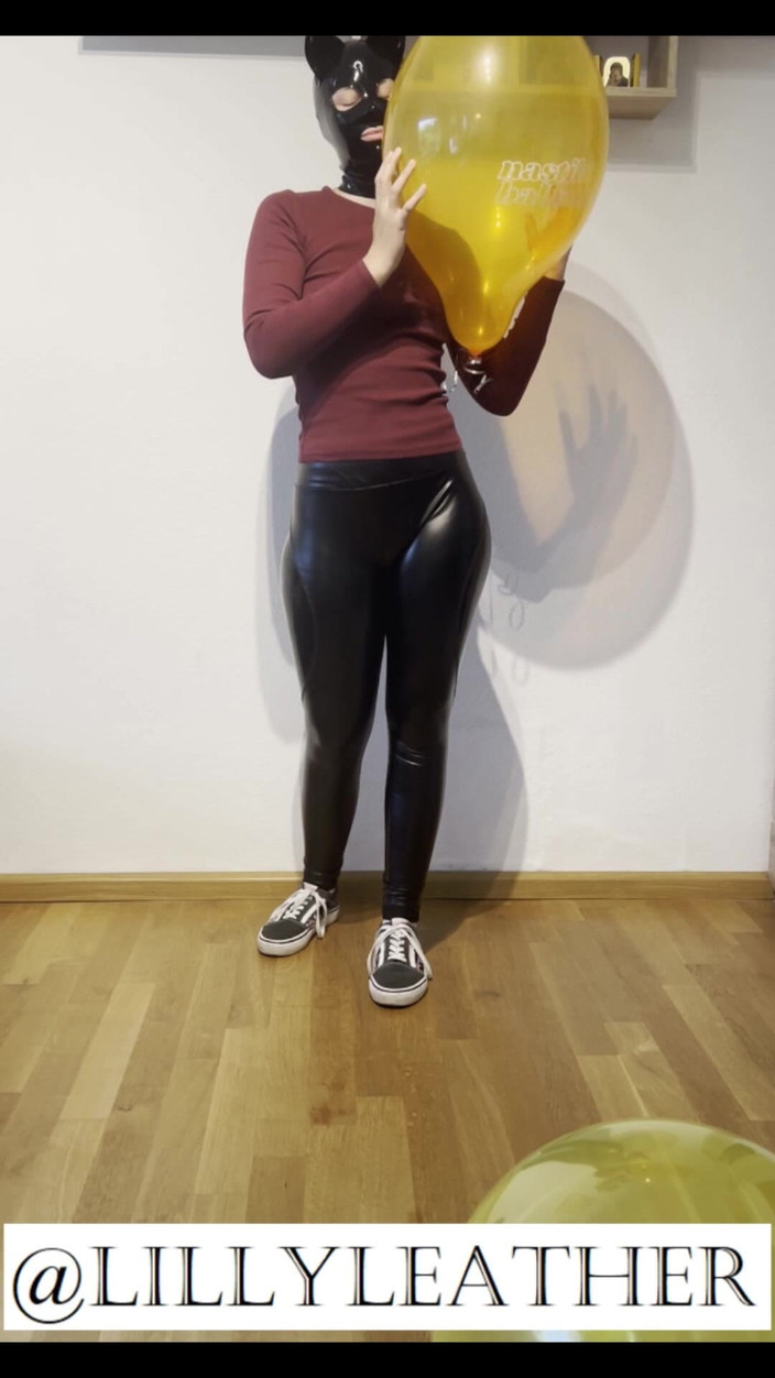 LillyLeather: 귀여운 의상과 키티 라텍스 마스크를 착용한 4명의 풍선을 터뜨리는 Looner Girl