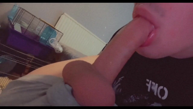 NoFaceB0y: 自分のチンコをしゃぶり、胸に精液を噴き出すまで