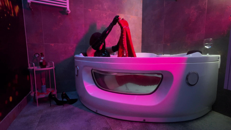 Dominatrix Miss Patricia Stark: Mistress' Taking a Bath in Latex and Boots