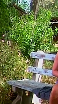 Blonde babe kwijlt op kloppende pik buitenshuis