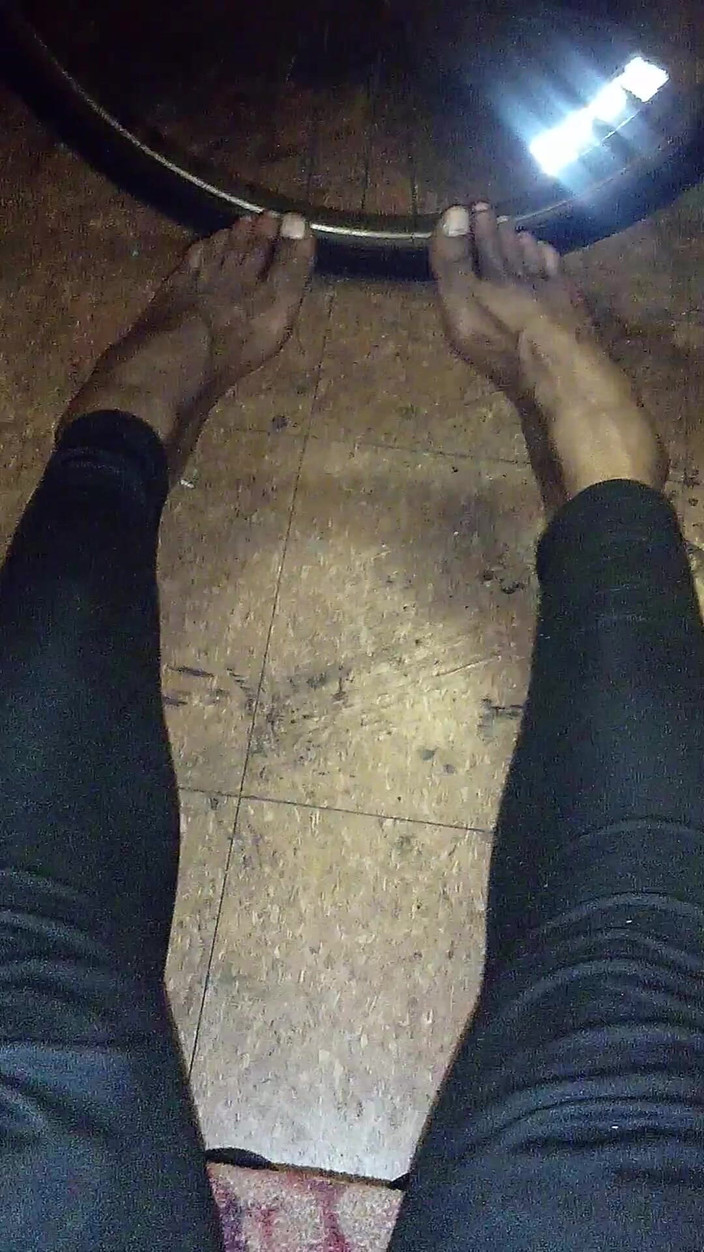 SweetDWillie456: Piernas largas muslos gruesos pies bonitos femboy abajo fetiche de...