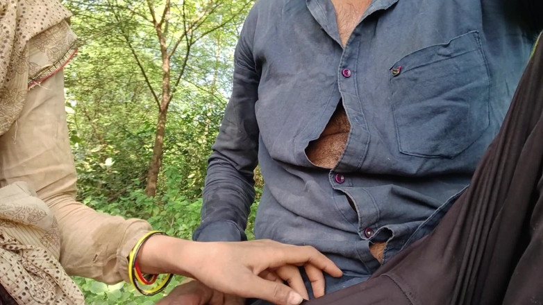 seema: Outdoor Bhabhi's borsten komen eruit