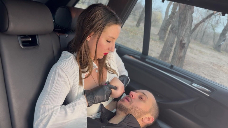 Hottie goddess: Laktační zápletka v rozkazu maminky v autě