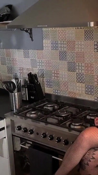Kadın kılıklı hizmetçim için aşağılayıcı görevler