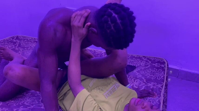 Horny Africans: Mi-am întins picioarele și i-am umplut pizda cu pula mea uriașă