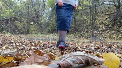 Elena: Пишна матуся в довгій спідниці писяє в осінньому парку.