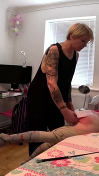 Fedup tia dá mentindo Alisha uma surra na colheita