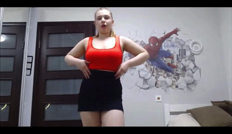 JuiceLussie: Femeie mare și frumoasă sexy în tanga roșu