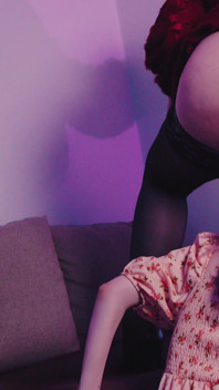 Séance de ceinture devant une caméra domestique - ma belle-mère écarte les cuisses pour une vue rapprochée