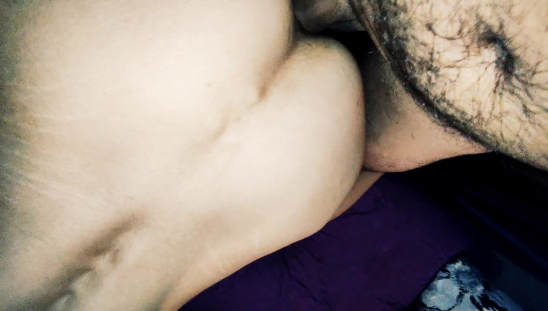 Hotlia: Eu me pergunto como sua bunda pode suportar um anal...