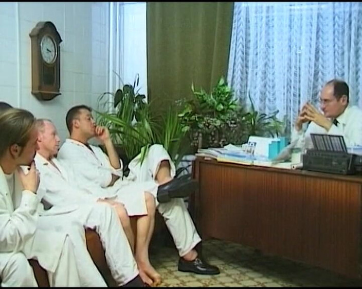 Deutsche XXX Filme: Attraktives deutsches schätzchen in strümpfen von Doktor in den arsch...