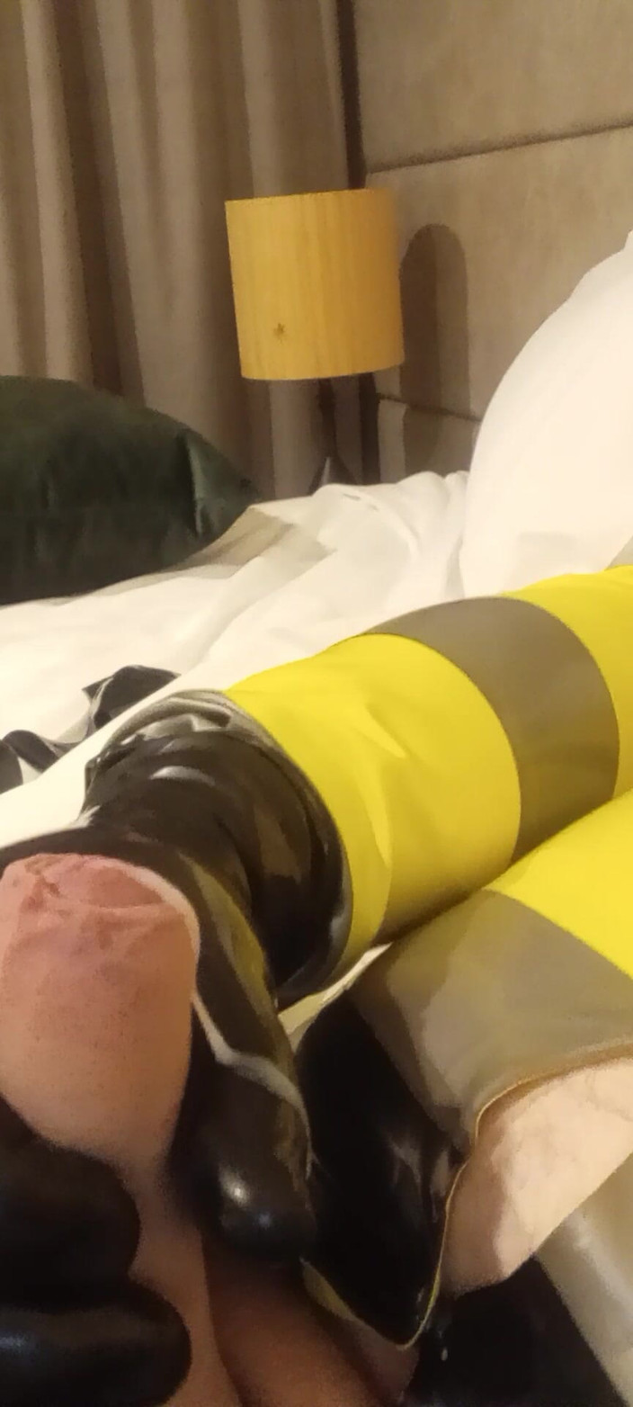 Latex Boy: Drone si cewek dengan kosinan lateks lagi asik muncrat sampai...