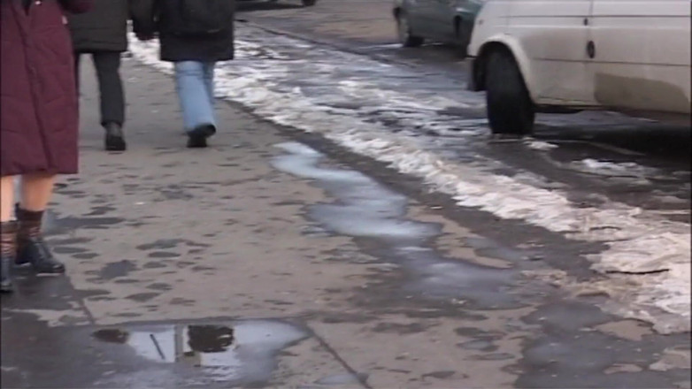 Piss Lover: Снежный эксгибиционист светит киской и задницей на публике