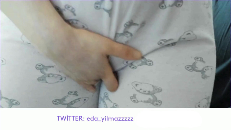 bigass_sexy_bigboobs: Cameltoe- thủ dâm với pajama- cọ xát âm hộ với pajama