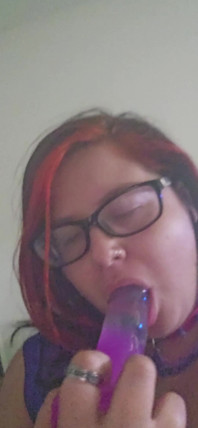Chupando um grande vibrador roxo
