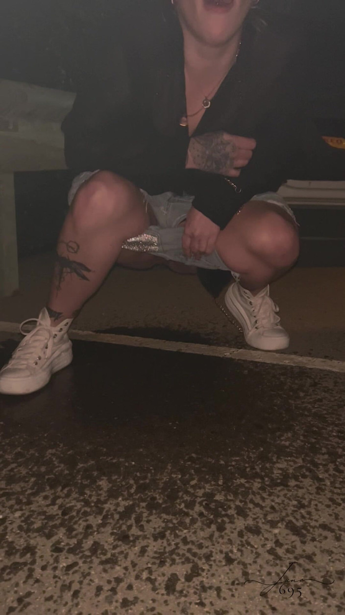 June695: Doccia dorata su una strada