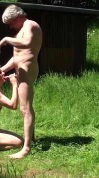 庭で醜いXXL熟女クソ