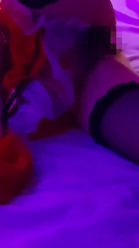 Śliczna dziewczyna w Boże Narodzenie Cosplay używa swojego języka tak erotycznie, że nie może pomóc, ale ssie jej cipkę. Amator. kremówka