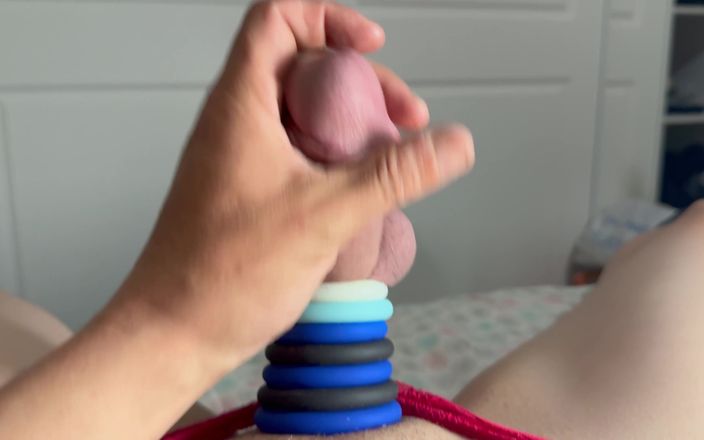 Sissy Lingerie: Masturbando-se em lingerie vermelha vestindo muitos anéis de pau
