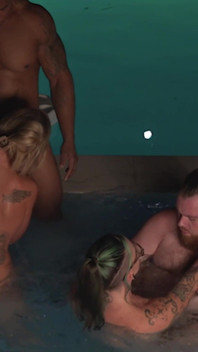 Orgie Med Badtunna Med Deliah Grace & Nikki Zee
