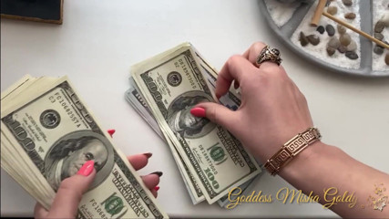 Goddess Misha Goldy: ASMR fruscio di banconote dollaro nelle mie belle mani curate...