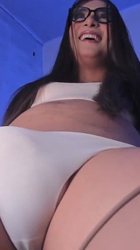 Latinská trans masturbace s otevřenýma nohama ukazuje její tlustý penis XXL v punčochách