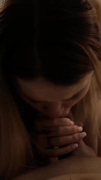 Podvádím svou hloupou přítelkyni se svou nevlastní sestrou. Tvrdě mi kouří a masturbuje v ložnici mých rodičů