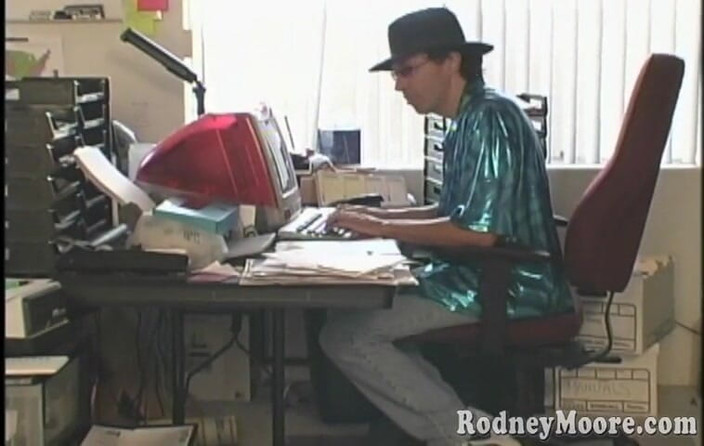 Horny Hairy Girls: Awek berbulu vintaj menghantar pakej dan seks panas dan berat