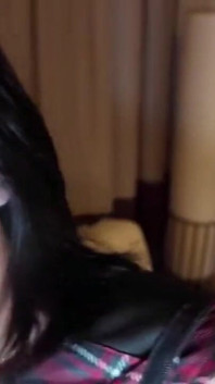 万圣节角色扮演狂热火花，一个甜美的猫耳美女滑入一个深深的狂野转折