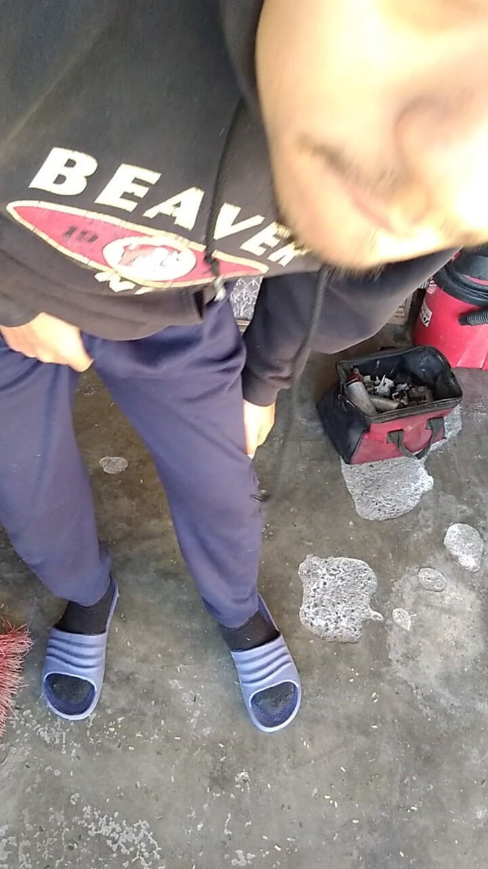 AlexAlejandro13: Di gerbang rumahku aku lagi asik ngentot kontolku