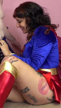Profesor nerd fistando superhéroe Gia encantadora