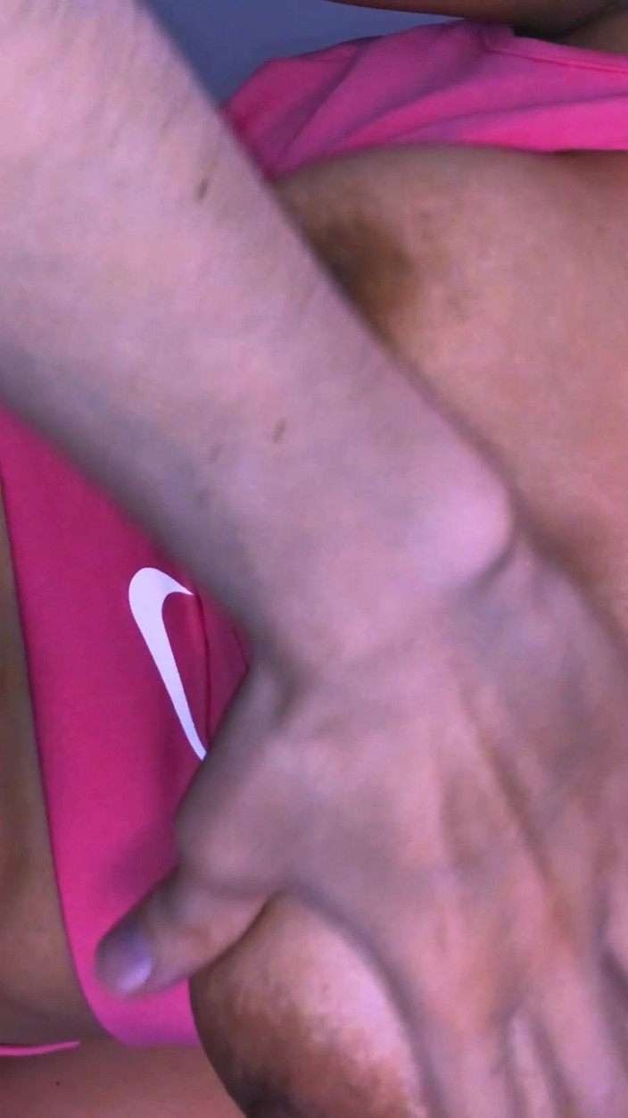 Ellie pink: La giovane infedele donna aveva una relazione con l'allenatore nel...