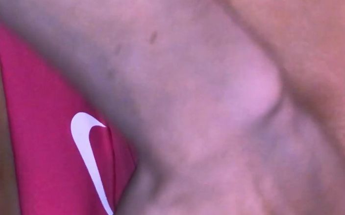 Ellie pink: Sadakatsiz genç kadın maçtan sonra dairesinde koçla aşk yaşıyor.