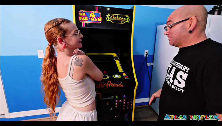 Atlas_TripleX: Mal legal nerd gamer menina fodida no arcade