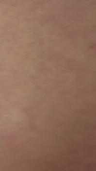 Ma belle-mère se réveille avec une chatte mouillée qu’il a gentiment tirée sur sa grosse bite et baisée de son poing pendant qu’elles étaient seules à la maison