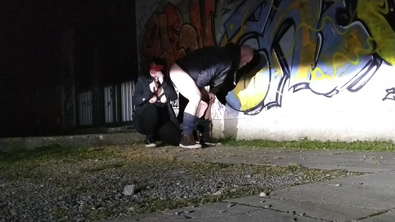 Toilet Mommy: Awek pendedahan di luar menjilat pantat lelaki