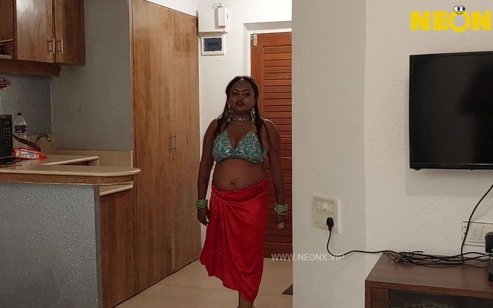 Indian Savita Bhabhi: Desi indický tanec bala sex s klientem!