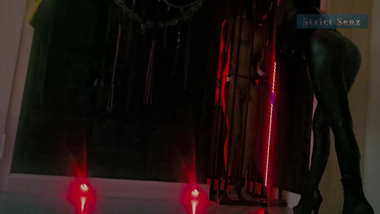 Strict Senz: Stina Stone безжалісно розтягується на стійці господинею в шкіряних рукавичках, частина 1